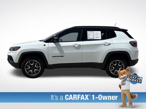 Used 2025 Jeep Compass Trailhawk AWD/4WD image 2