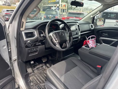 Used 2018 Nissan Titan SV image 11