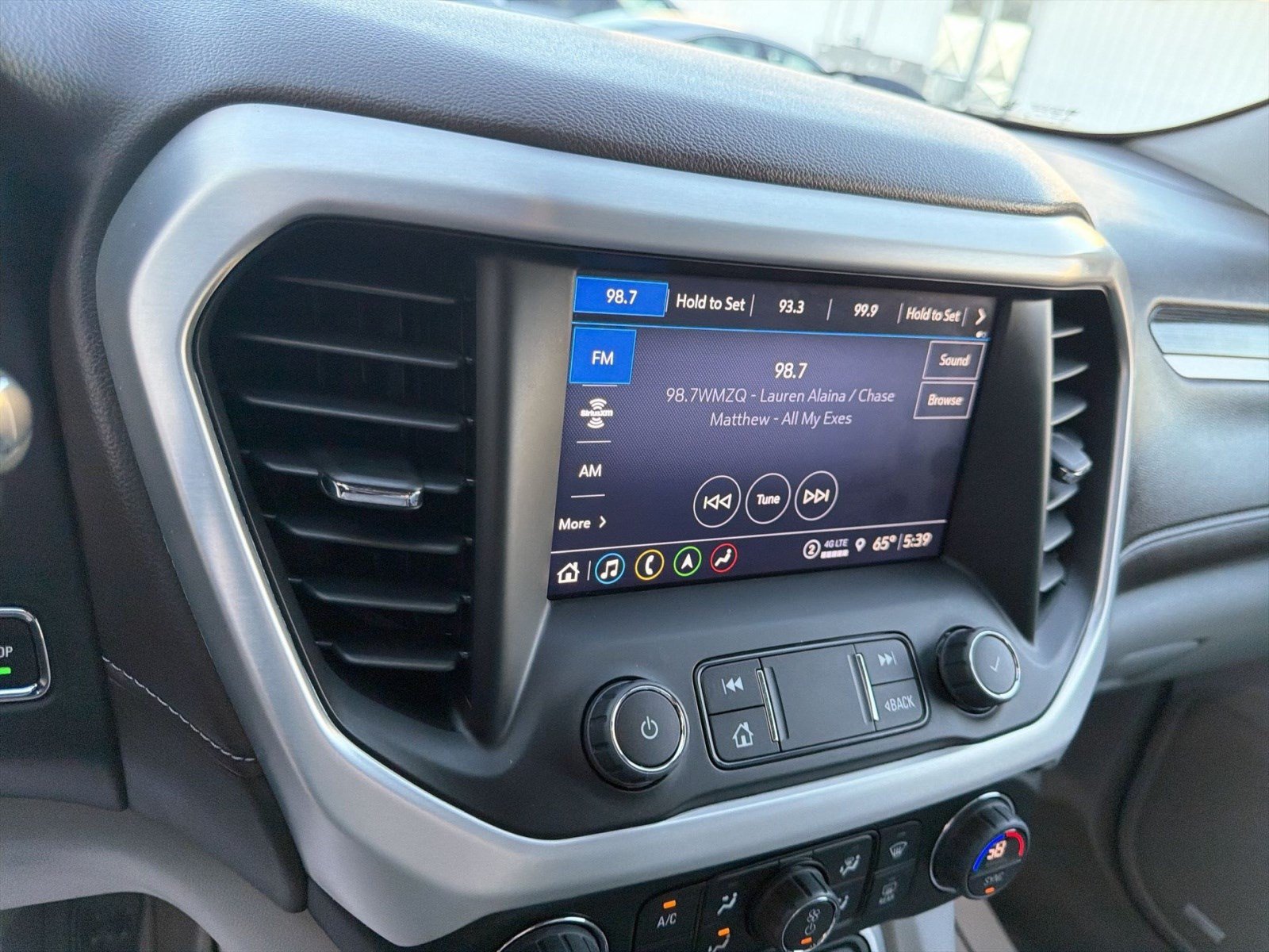 Used 2023 GMC Acadia SLT w/ Technology Package AWD/4WD image 18