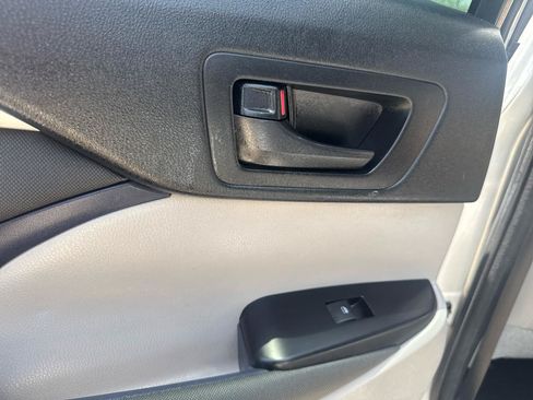 Used 2017 Toyota Highlander LE FWD image 28