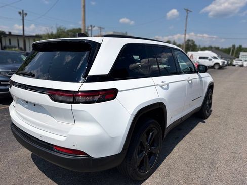 Used 2023 Jeep Grand Cherokee Altitude AWD/4WD image 7