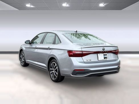 Used 2025 Volkswagen Jetta SE FWD image 3