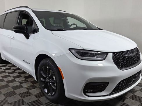 New 2025 Chrysler Pacifica Select w/ Fav Edition Package image 1