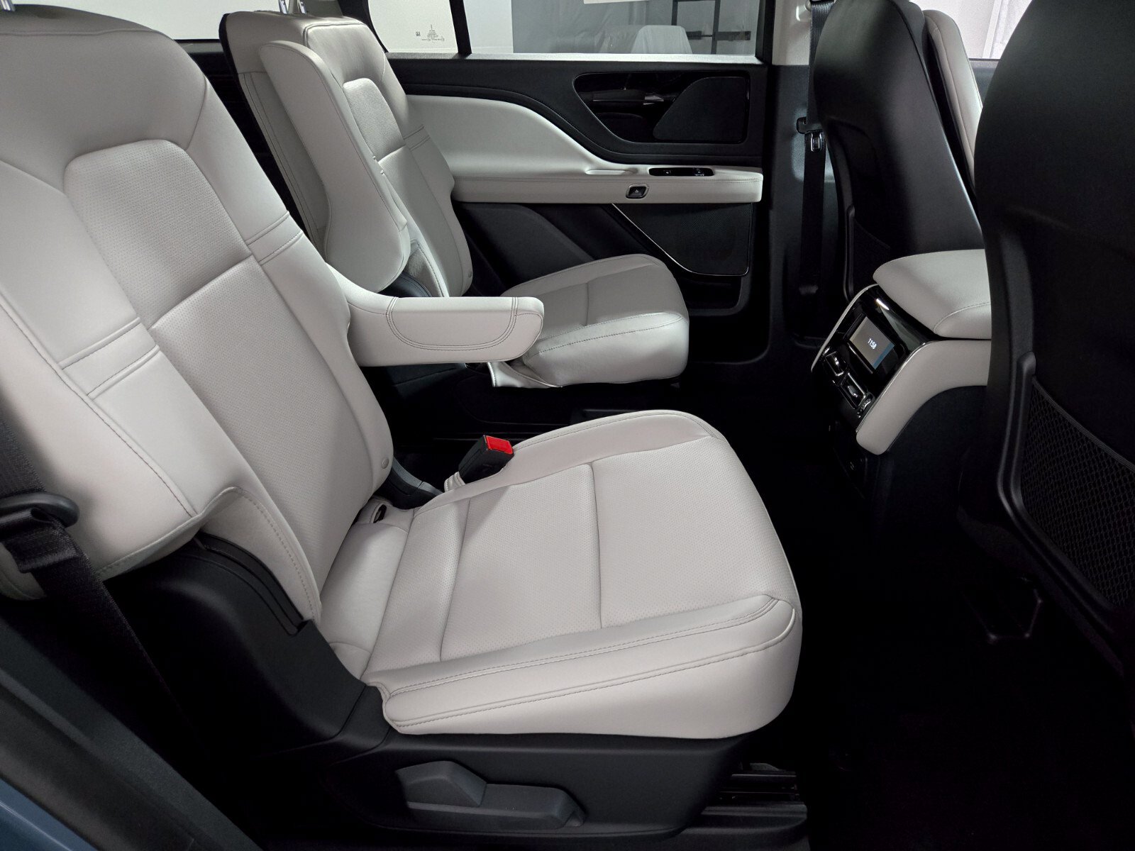 New 2026 Lincoln Aviator AWD w/ Jet Appearance Package image 19