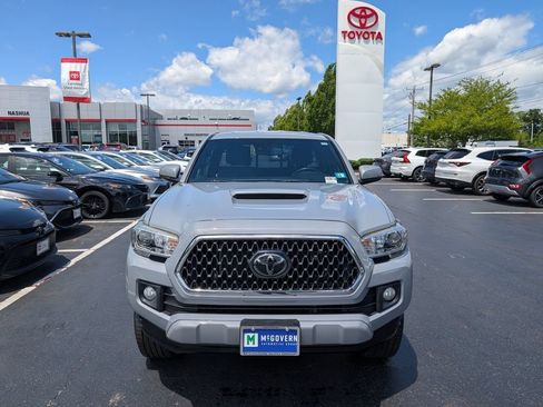 Used 2018 Toyota Tacoma TRD Sport w/ Technology Package AWD/4WD image 12