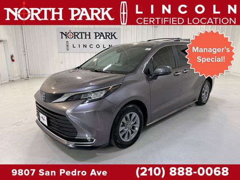 Used 2023 Toyota Sienna XLE FWD image 1