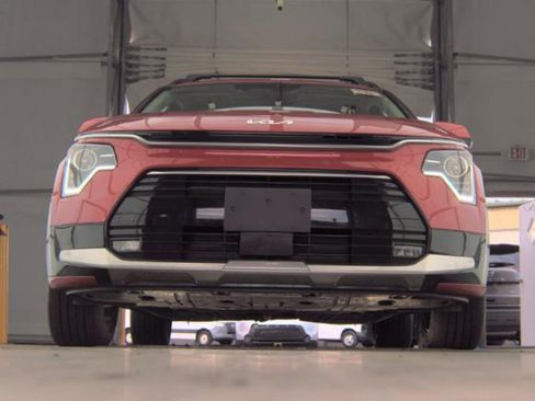 Used 2023 Kia Niro EX Touring image 3