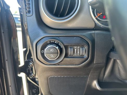 Used 2022 Jeep Gladiator Willys image 28