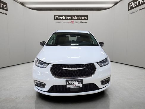 Used 2024 Chrysler Pacifica Touring-L FWD image 9