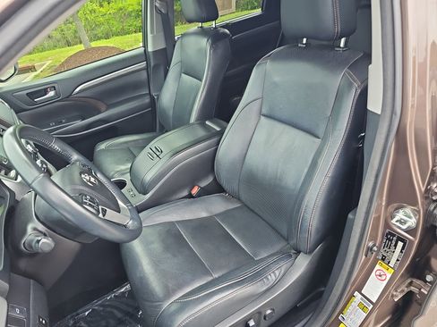 Used 2017 Toyota Highlander Limited FWD image 16