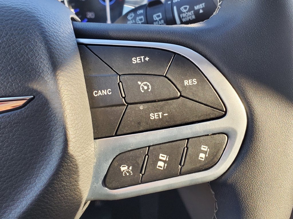 Used 2023 Chrysler Pacifica Touring-L FWD image 26