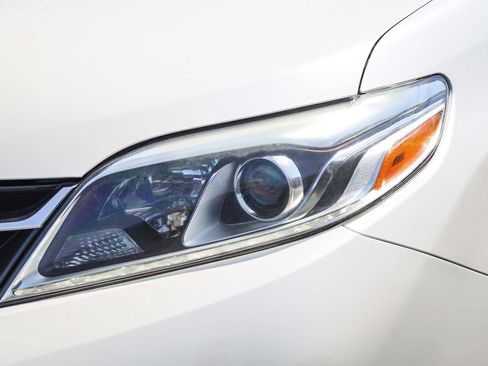 Certified 2020 Toyota Sienna Limited w/ Preferred Accessory Package FWD image 11