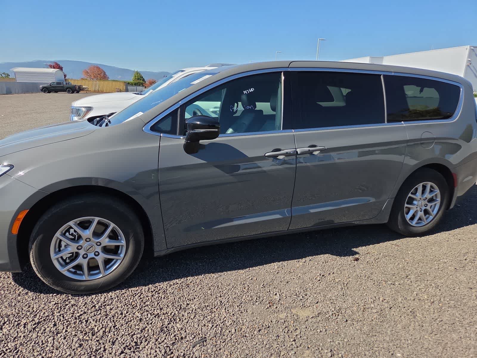 Used 2025 Chrysler Pacifica Select FWD image 2
