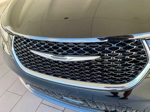 Used 2025 Chrysler Pacifica Select FWD image 2