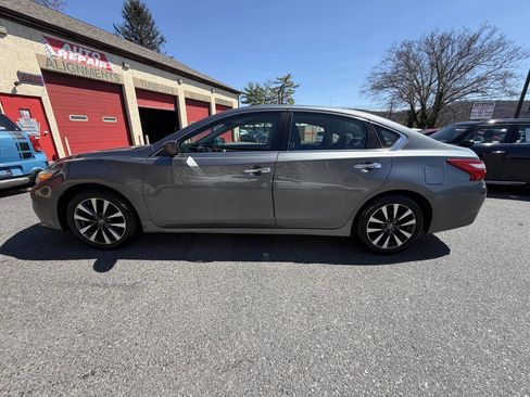 Used 2017 Nissan Altima 2.5 SV image 3