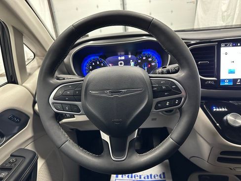 Used 2023 Chrysler Pacifica Touring-L image 18
