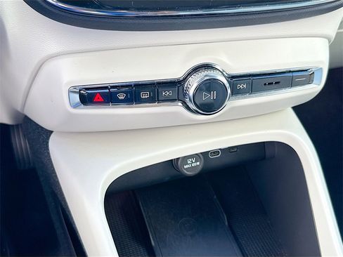 Used 2024 Volvo XC40 B5 Plus image 17