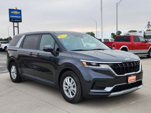 Used 2024 Kia Carnival LX image 4