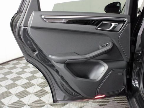 Used 2025 Porsche Macan image 32