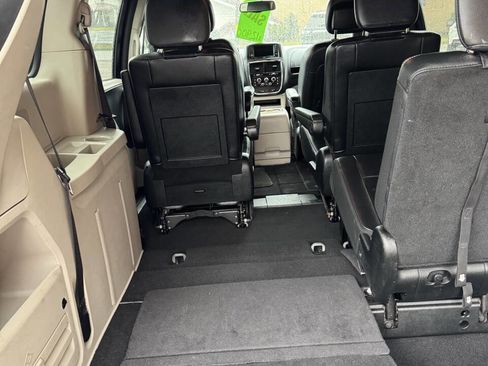 Used 2017 Dodge Grand Caravan SXT image 2