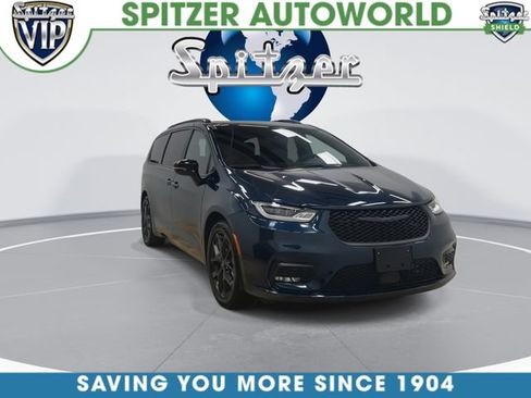 Used 2025 Chrysler Pacifica Limited FWD image 3