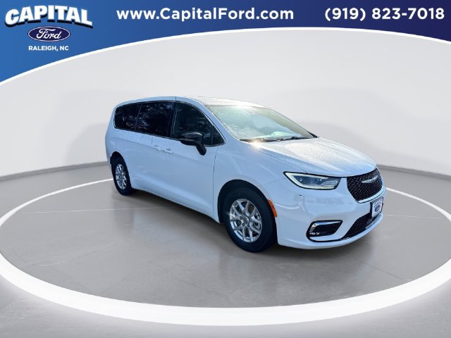 Used 2025 Chrysler Pacifica Select FWD image 2