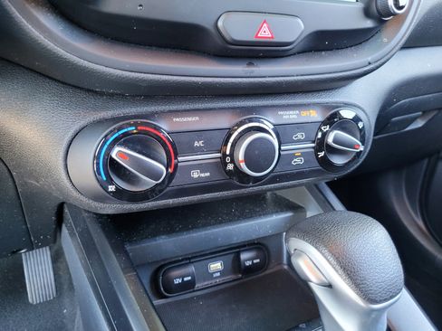 Used 2025 Kia Soul LX w/ LX Technology Package FWD image 18