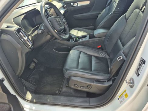 Used 2022 Volvo XC40 T5 Momentum AWD/4WD image 6