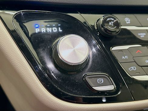 Used 2017 Chrysler Pacifica Touring-L image 25