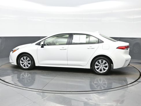 Used 2025 Toyota Corolla LE image 3