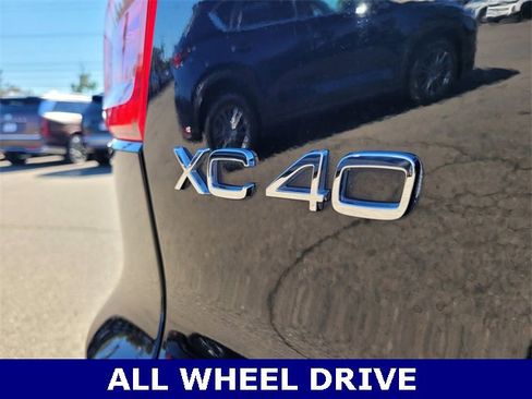Used 2019 Volvo XC40 T5 Momentum image 11