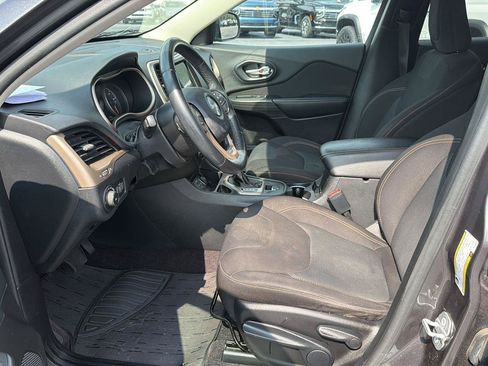 Used 2016 Jeep Cherokee Latitude FWD image 10