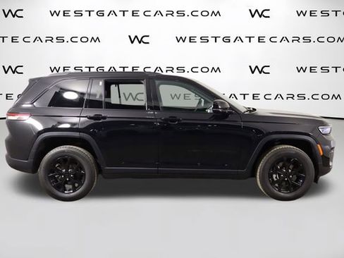 Used 2025 Jeep Grand Cherokee Altitude AWD/4WD image 40