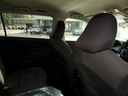 Used 2024 Toyota Highlander LE image 33