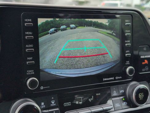 Used 2021 Toyota Highlander LE AWD/4WD image 29