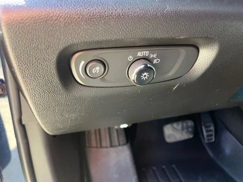Used 2023 Chevrolet Traverse LT FWD image 15