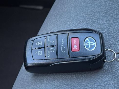 Used 2025 Toyota Sienna XLE FWD image 21