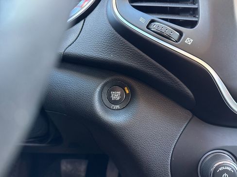 Used 2019 Jeep Cherokee Latitude Plus w/ Cold Weather Group image 17