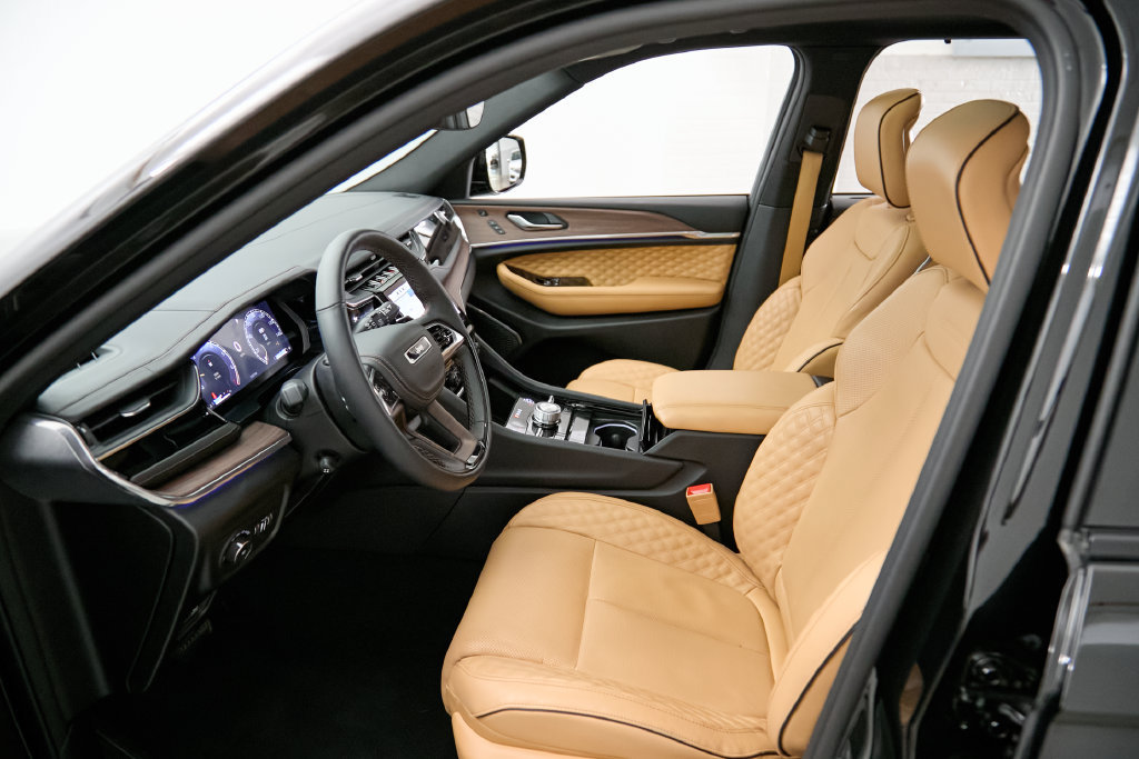 Used 2025 Jeep Grand Cherokee Summit w/ Obsidian Package AWD/4WD image 18