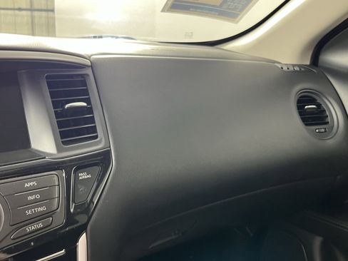 Used 2019 Nissan Pathfinder S AWD/4WD image 17