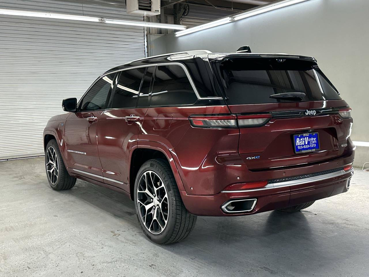 Used 2023 Jeep Grand Cherokee Summit AWD/4WD image 7