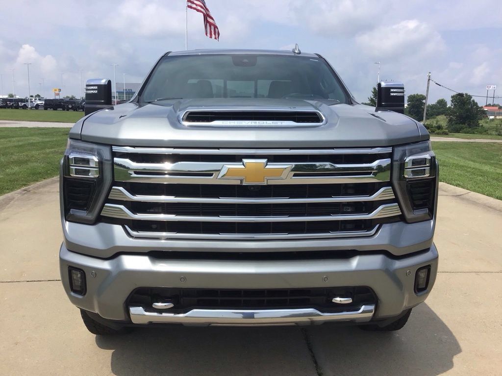 Used 2025 Chevrolet Silverado 2500 High Country w/ Technology Package AWD/4WD image 2