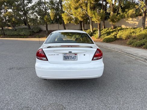 Used 2007 Ford Taurus SE image 4
