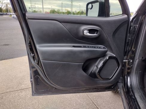 Used 2017 Jeep Renegade Altitude AWD/4WD image 9