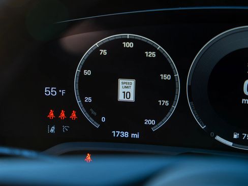 Used 2025 Porsche Taycan image 17