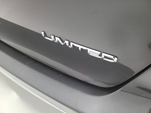 Used 2019 Chrysler Pacifica Limited FWD image 6