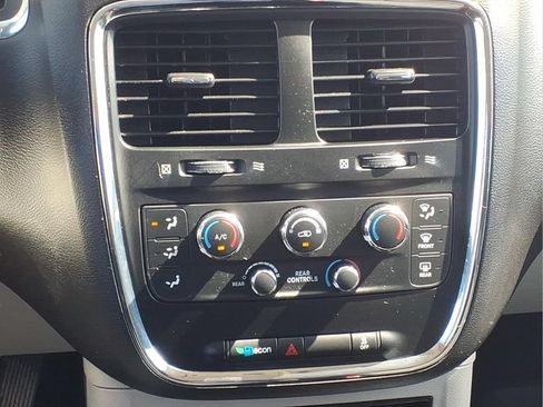 Used 2020 Dodge Grand Caravan SE w/ UConnect Hands-Free Group FWD image 18