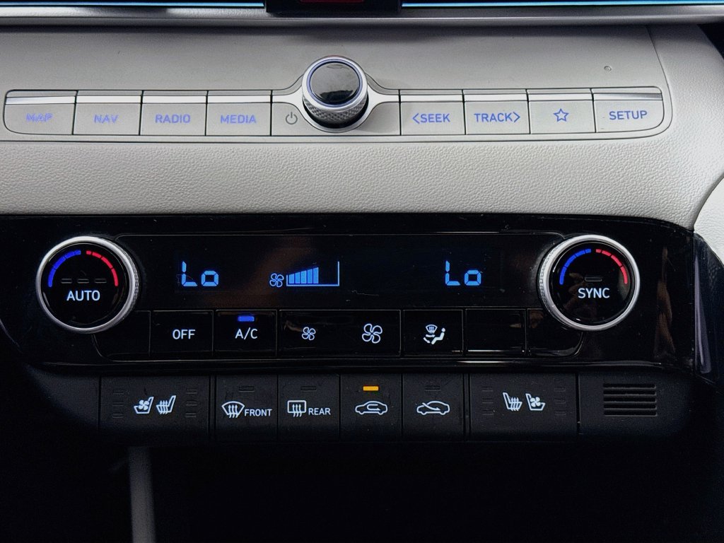 Used 2023 Hyundai Elantra Limited FWD image 17
