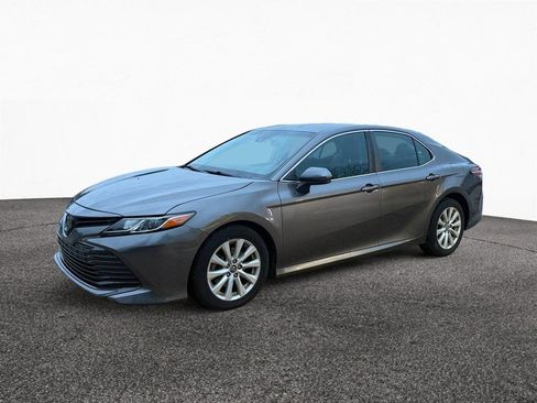 Used 2018 Toyota Camry LE image 2