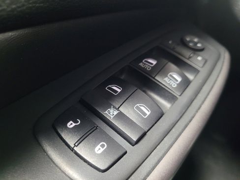 Used 2019 Jeep Cherokee Latitude Plus w/ Comfort/Convenience Group AWD/4WD image 27